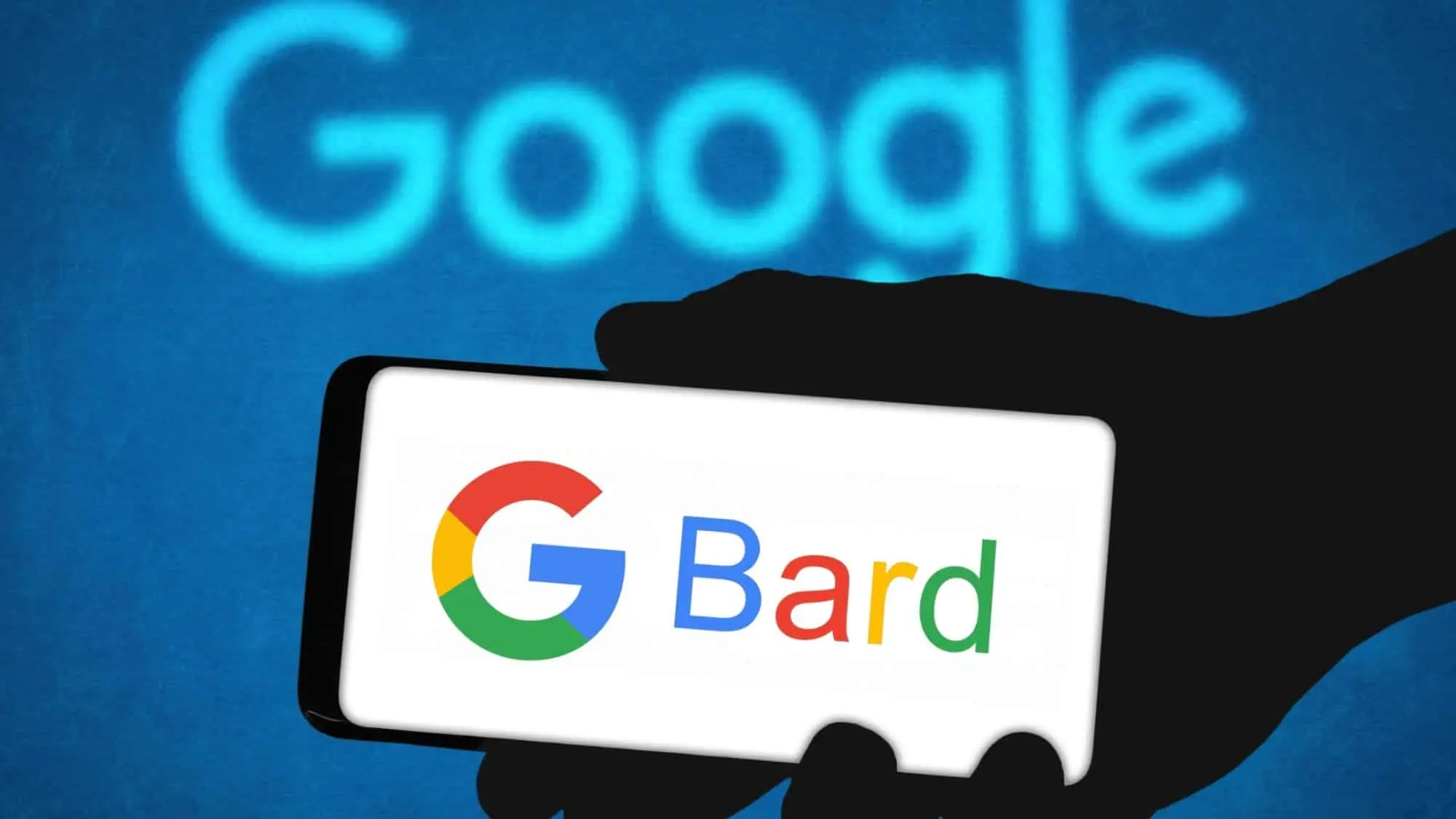 Imagen de una mano sosteniendo un smartphone con el logo de google bard en su pantalla y un pared en azul con el logo de google de fondo.