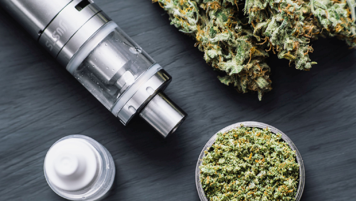 Imagen de un vaporizador con cogollos de marihuana a su lado.