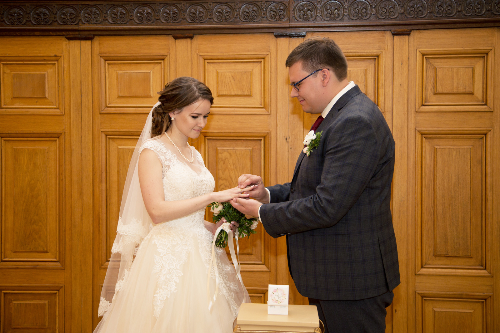 Церемония бракосочетания в загсе. Подпись в загсе. Дворец бракосочетания 4 грибоедова 166. Регистрация брака. Свадьба загс.