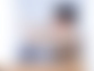 スマホをぼんやり見る男性