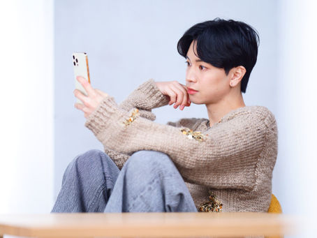 スマホをぼんやり見る男性