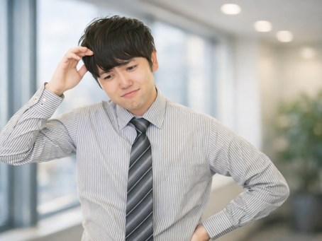 困った表情の男性