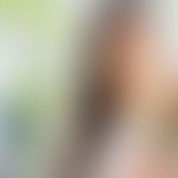 花束を持つ女性