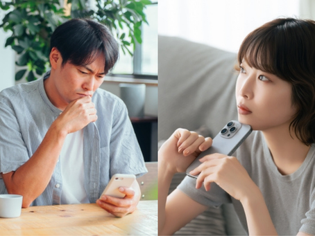 スマホを見ながら悩む男女