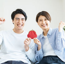 ふたりで財布を持って笑顔のカップル