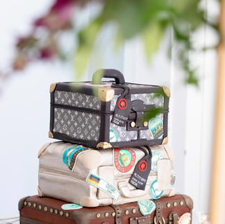 3 tiered suitcase designed wedding cake