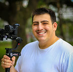 Victor Godoy sorrindo com câmera na mão - GodoyLab.