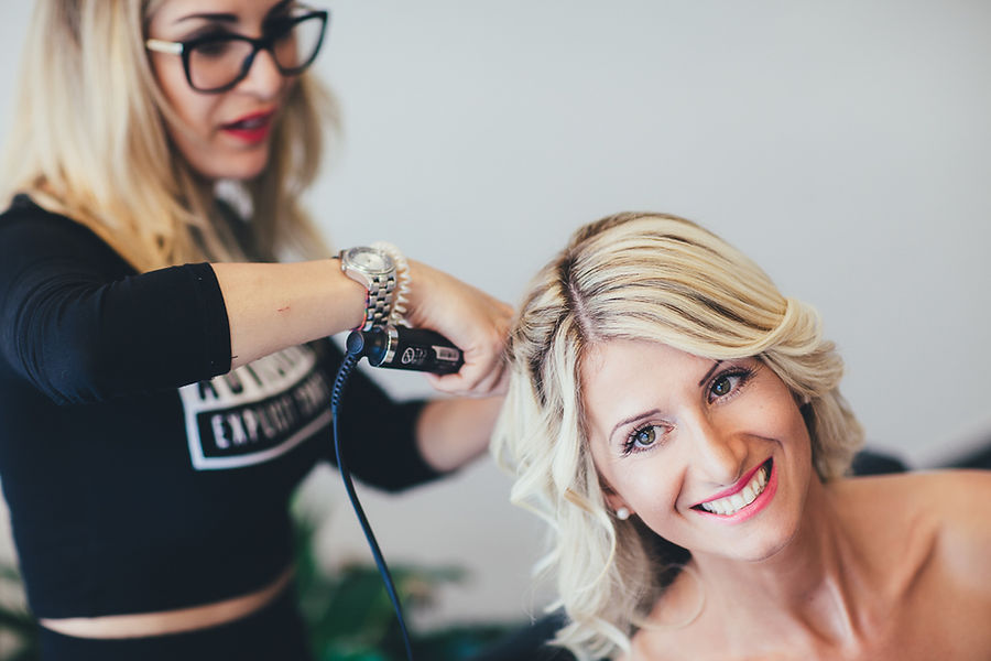 Braut bekommt die Haare gemacht