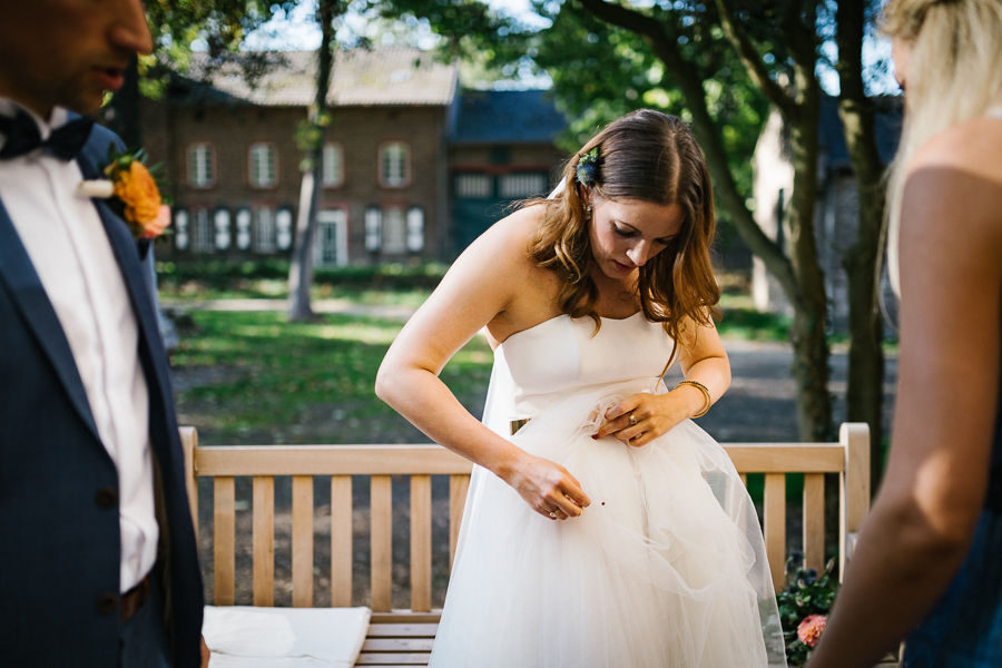Braut findet einen Käfer am Hochzeitskleid
