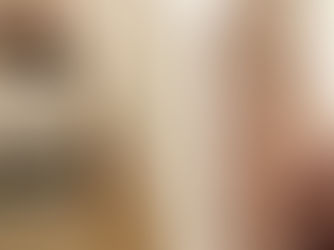 Thomas Schwabl führt in einem hellen, freundlichen Praxisraum eine Hypnosesitzung mit einer entspannt lächelnden Frau durch, während er beruhigend Gestik einsetzt.