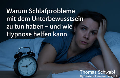 Eine Frau liegt schlaflos im Bett, blickt nachdenklich ins Dunkel. Neben ihr steht ein Wecker, der 3 Uhr zeigt. Das Bild symbolisiert innere Unruhe, Schlafprobleme und die Suche nach Ruhe im Unterbewusstsein. Textaufschrift: „Warum Schlafprobleme mit dem Unterbewusstsein zu tun haben – und wie Hypnose helfen kann“. Unten rechts das Branding „Thomas Schwabl Hypnose & Humanenergetik – www.thomas-schwabl.at“ .