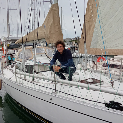 Julien Libercé photographe sur Évidence, son bateau à voile au long court. PHOTO/RadioTTU/Arthur Bex