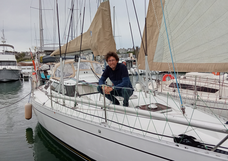 Julien Libercé photographe sur Évidence, son bateau à voile au long court. PHOTO/RadioTTU/Arthur Bex