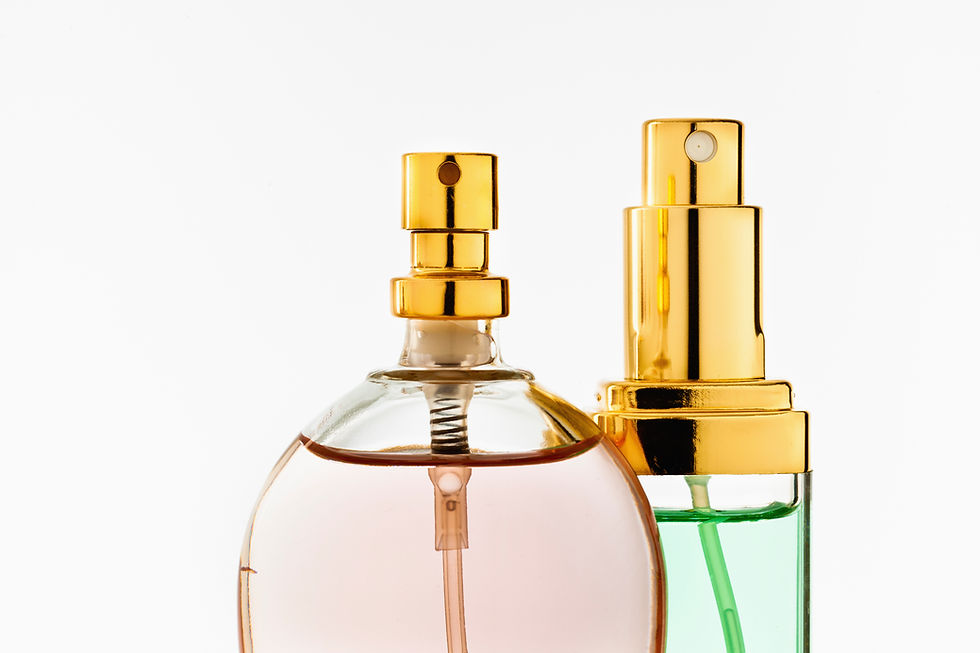 Gros plan sur des flacons de parfum