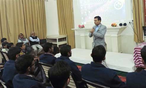 Dr. Vivek Modi giving a presentation to students