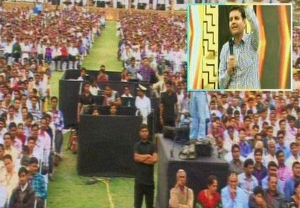 Dr. Vivek Modi addressing a large crowd
