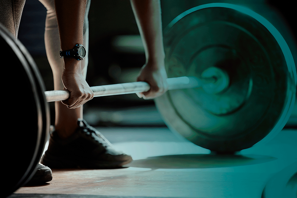 Homem levantando peso em uma academia, atleta overhead