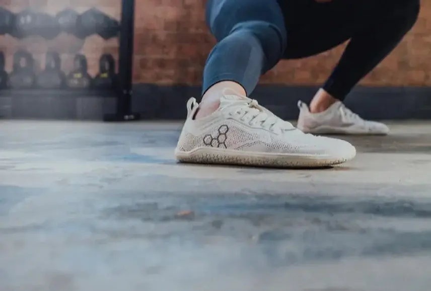Frau trägt Vivobarefoot Barfußschuhe beim Sport