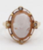 Bague cocktail or rose avec camée, perles et détails, années 1950. Élégante et raffinée.