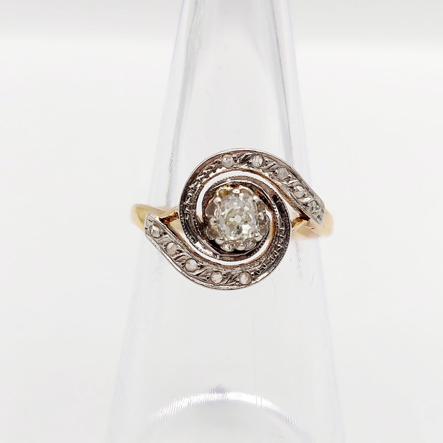 Bague en or blanc avec diamant central, Pendentif art deco or blanc 18k et diamants.