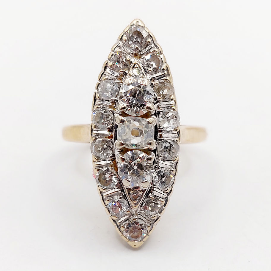 Bague marquise antique 18k et 1,75 carat diamants taille ancienne, élégant bijou sur fond blanc.