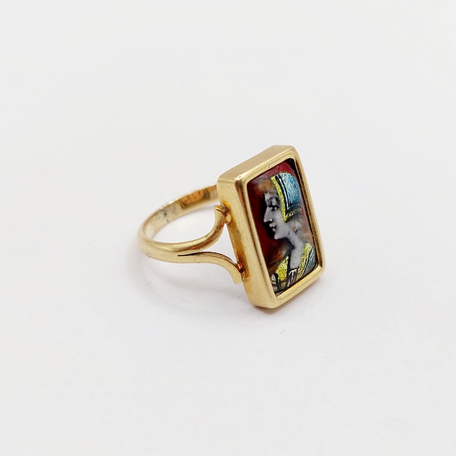 Bague cible art deco or 18k diamant et saphirs synthétiques (circa 1910), ring with portrait, gold frame.