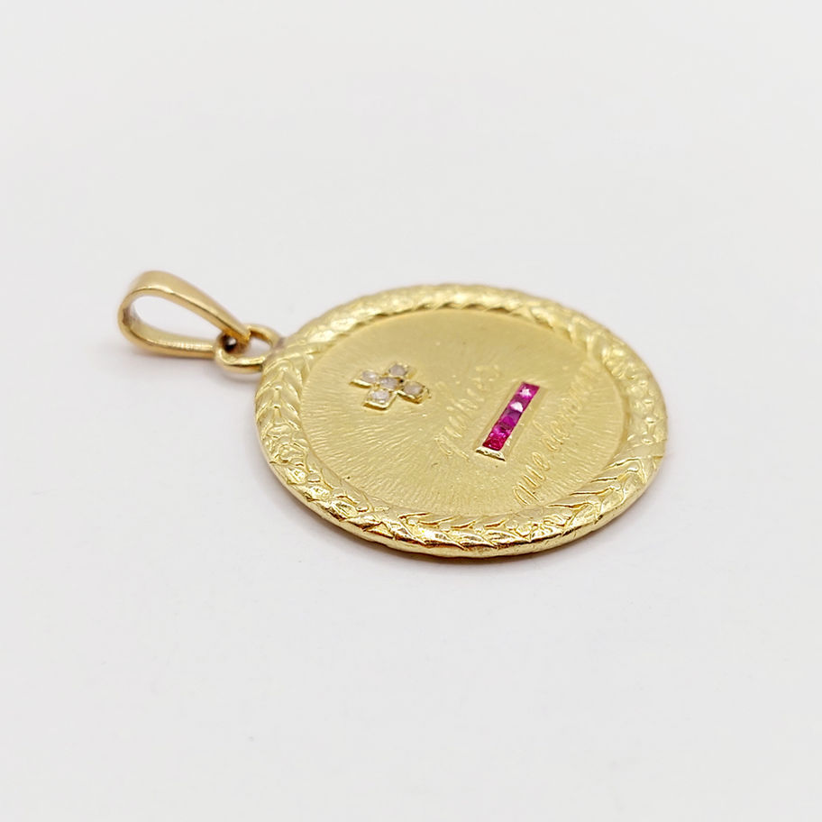 Pendentif rond en or avec trèfle, lettre I, et pierres rouges. Dormeuses victorienne.