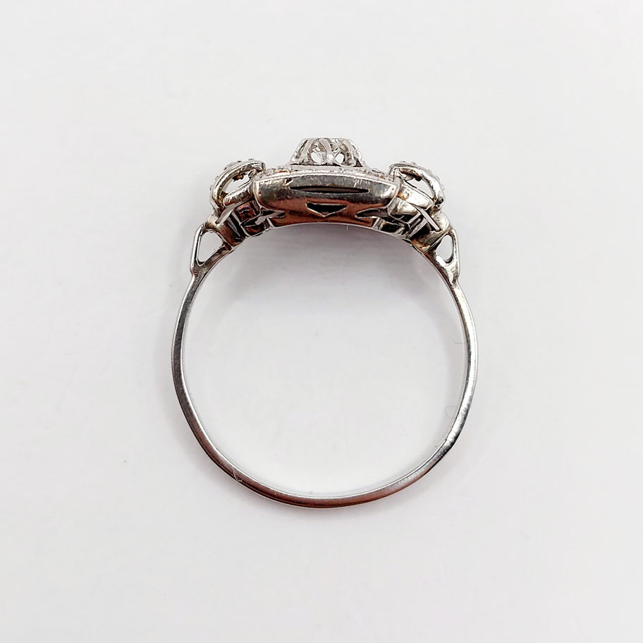 Belle bague ornée de diamants, vue de dessus, sur fond blanc.