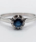 Bague solitaire en or blanc avec saphir bleu, élégant et intemporel bijou.