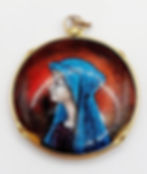 Portrait de femme dans une dormeuse antique rose 18k ornée de diamants. Fond rouge.
