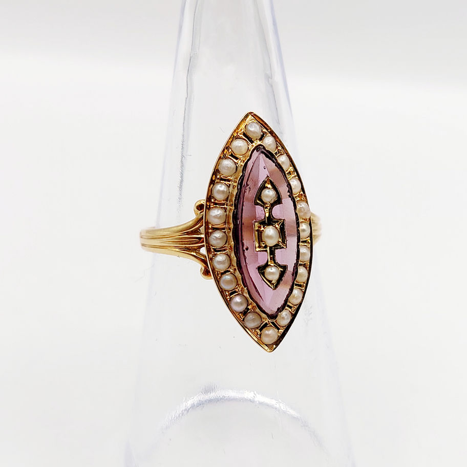 Bague marquise antique, 18k verre violet et perles (circa 1900) sur fond blanc, bijou