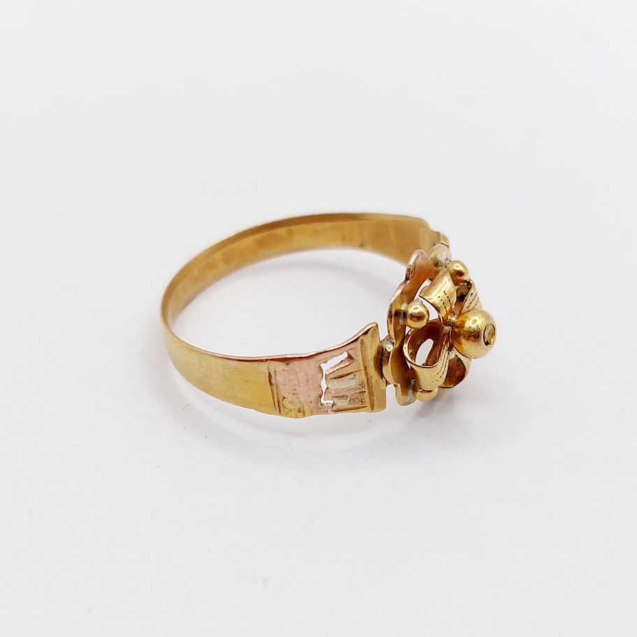 Bague en or avec diamants taille roses et monture fleurie, fond blanc, circa 1900.