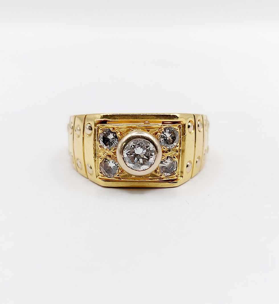 Bague en or homme, avec diamants taille brillant, sur fond blanc.