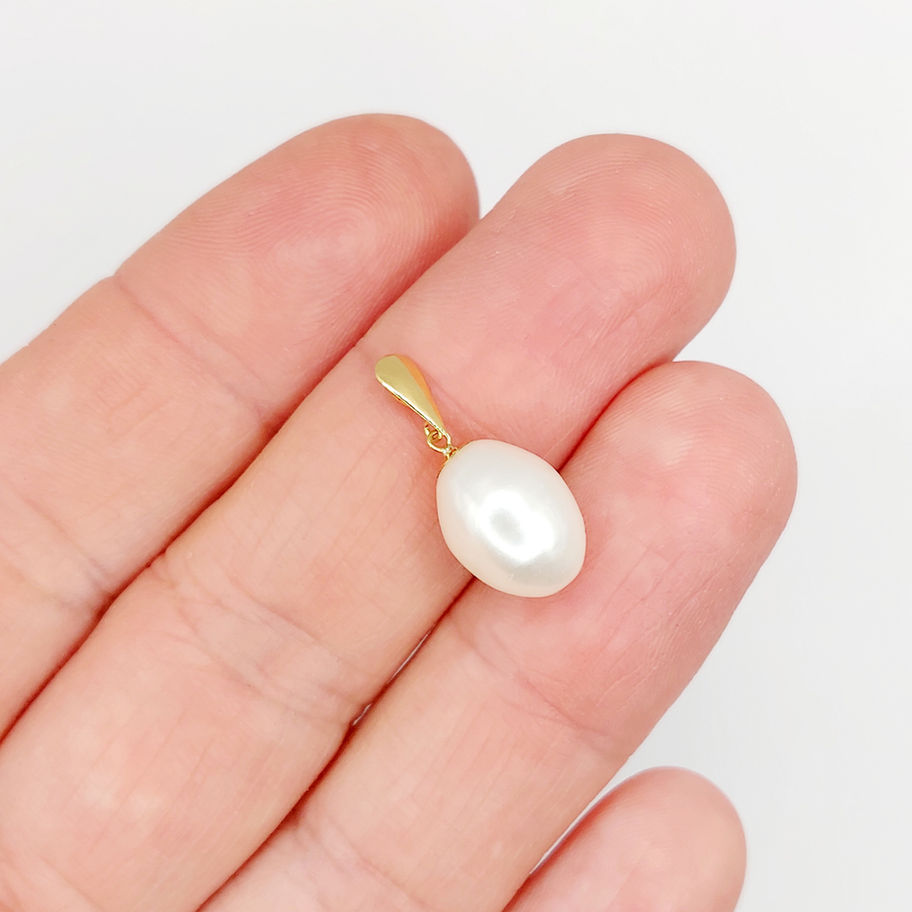 Main tenant une perle Pendentif art nouveau Limoges ou 18k plaque émaillée et perle (circa 1900).