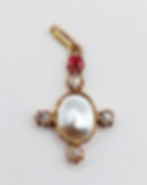 Pendentif camée coquille blanc 14k, or jaune, pierres rouges et diamants, années 1920.