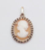 Pendentif camée en or rose, portrait de femme sculpté, détails fins, élégant.