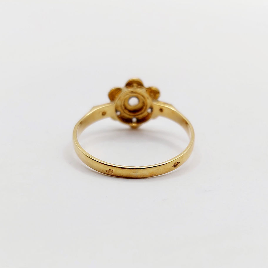 Bague marguerite antique or 18k diamants taille roses (circa 1900) sur fond blanc, vue arrière.