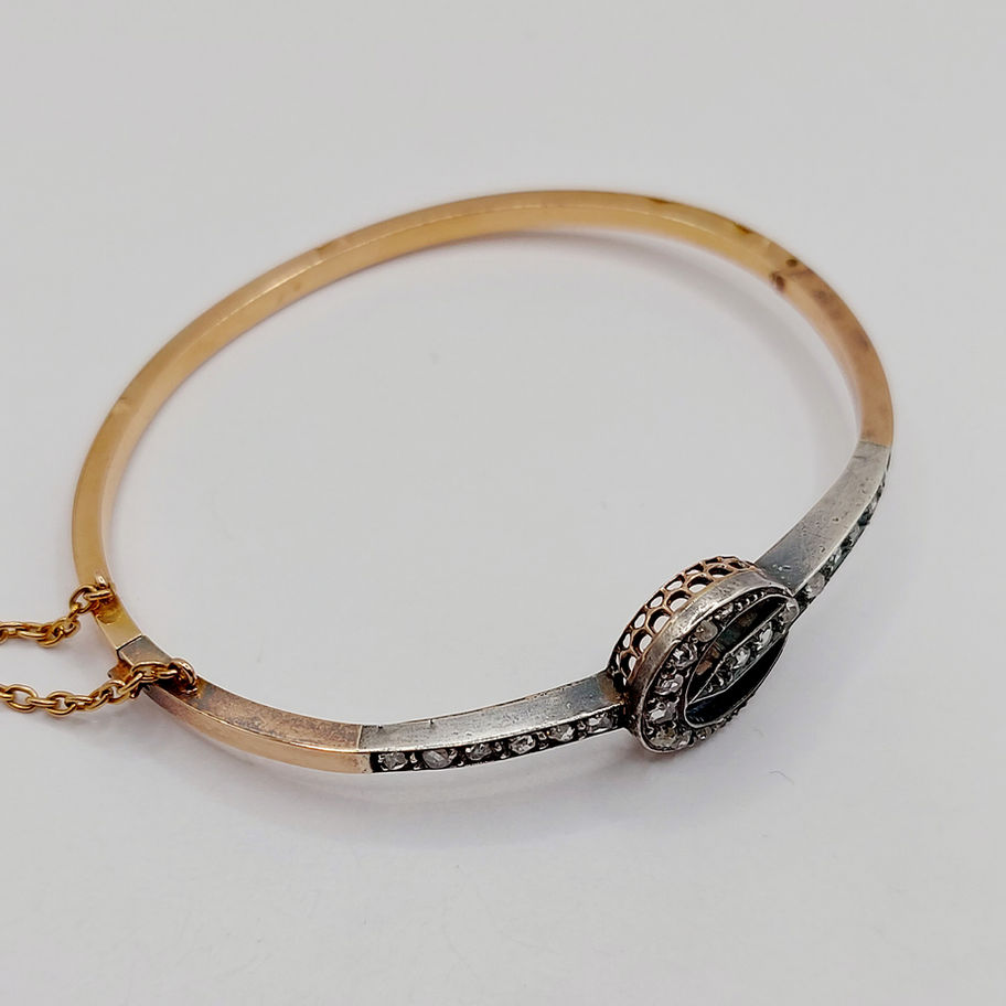 Bracelet en or et argent orné de diamants, élégant sur fond blanc.