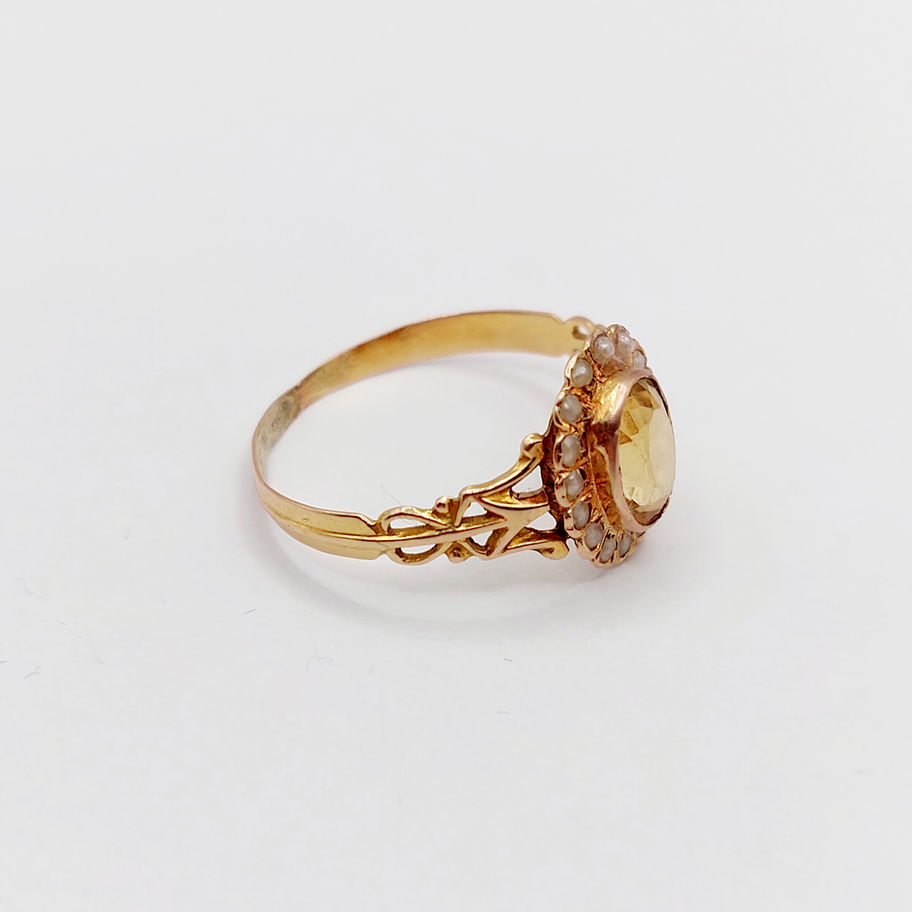 Bague marguerite antique or rose 18k citrine et perles (circa 1900) sur fond blanc.