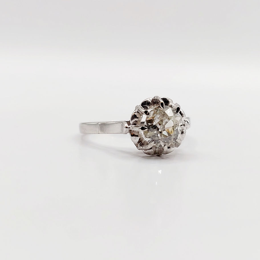 Bague de fiançailles solitaire en platine, Pendentif porte photo antique or 18k hexagonale (circa 1900), sur fond blanc.