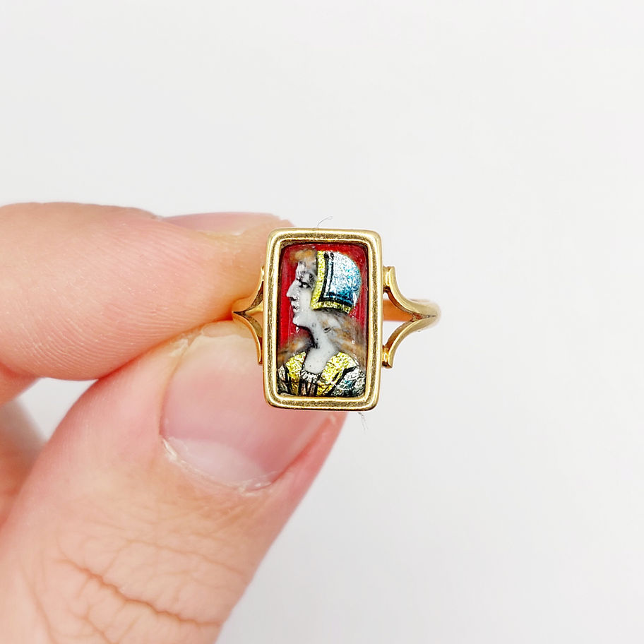 Belle bague cible art deco or 18k diamant et saphirs synthétiques (circa 1910), détails de femme.