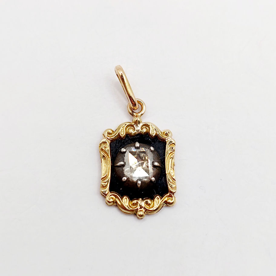 Pendentif art nouveau Limoges 18k plaque émaillée jeune fille (circa 1910) noir et or, bijou précieux.