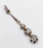 Pendentif ancien en argent et diamants, élégant bijou rétro, fond blanc.