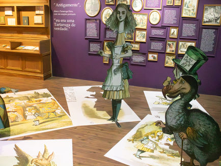 Plaza Niterói recebe exposição inédita no mês dos 160 anos do clássico do País das Maravilhas