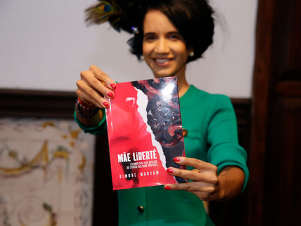 Simone Maryam lança "Mãe Liberté" no estilo literário "ficção puzzle"
