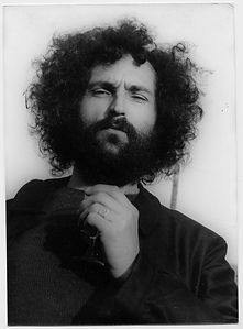 Découvrez Gérard Delahaye, chanteur emblématique de Bretagne, célèbre pour ses chansons qui célèbrent la culture et les traditions bretonnes
