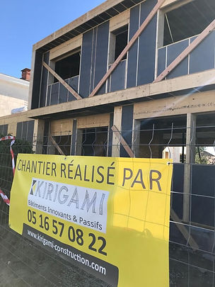 Personnes discutant d'un contrat CCMI lors d'une réunion pour un projet de construction