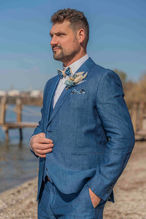 Portrait d'un marié avec noeud papillon bleu, carré de poche assorti