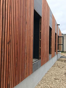 Façade d'une maison contemporaine sur mesure avec bardage en bois