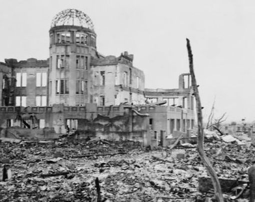 TOESPRAAK VOS 100 JAAR IJZERBEDEVAARTEN ’75 JAAR HIROSHIMA EN NAGASAKI’
